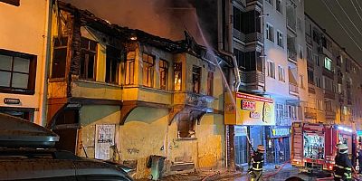 Bursa'da 2 katlı ahşap bina yandı