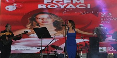 Bursa'da 23 Nisan kutlamaları Ecem Boyacı konseri ile taçlandı