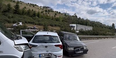 Bursa'da 3 araç birbirine girdi!