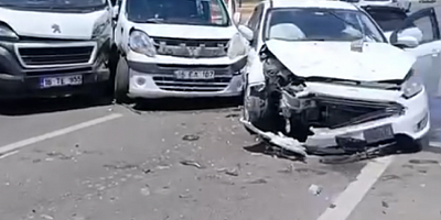 Bursa'da 3 araç feci şekilde çarpıştı!