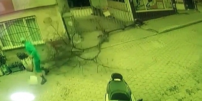 Bursa'da ağacın devrilmesinden kıl yapı kurtulan temizlik işçisi kameralara yansıdı