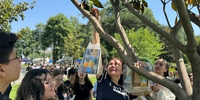 Bursa'da ağaçlar 'kitap' açtı