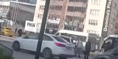 Bursa'da akan trafiğe aldırış etmeden birbirlerine girdiler