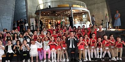 Bursa'da Başkan Aydın Dünya Kız Çocukları Günü'nü pasta keserek kutladı