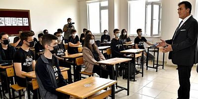 Bursa'da Başkan Dündar, öğrencilerle tecrübelerini paylaştı