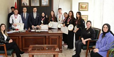 Bursa'da Başkan Özel, yemek yarışmasında dereceye giren öğrencileri ağırladı