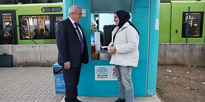 Bursa'da Başkan Şadi Özdemir'den öğrencilere çorba ikramı