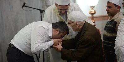 Bursa'da Başkan Yılmaz bayramı Tatbikat Camii'nde karşıladı