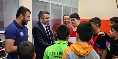 Bursa'da Başkan Yılmaz şampiyon güreşçilerle buluştu