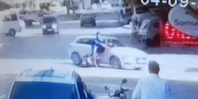 Bursa'da bisikletli gençlerin kazası kamerada; 2 yaralı
