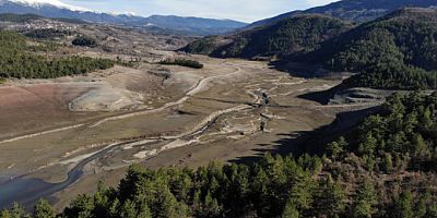 Bursa'da çok büyük tehlike! Barajda kuraklık havadan görüntülendi