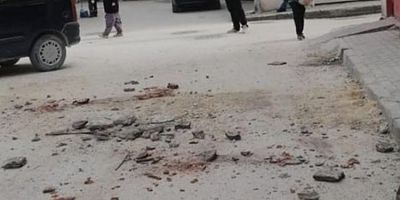 Bursa'da deprem esnasında çatılarından düşen parçalar araçlara zarar verdi