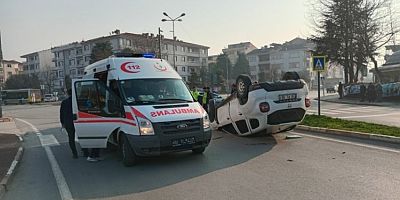 Bursa'da döner kavşakta çarpışan araçlardan biri takla attı