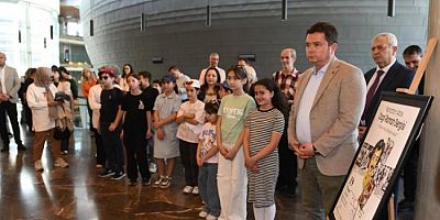 Bursa'da elinde Fırça, Dilinde Müzik çizgi roman sergisi açıldı