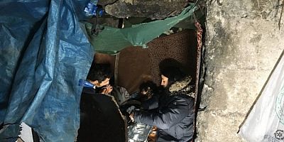 Bursa'da eşi ve çocuğuyla depoda yaşıyor