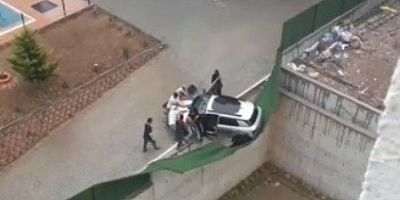 Bursa'da geri manevra yaparken aracı kaydı