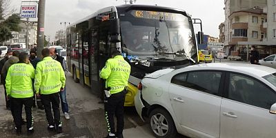 Bursa'da halk otobüsü, otomobile çarptı!