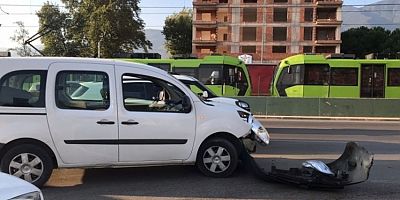 Bursa'da halk otobüsüyle hafif ticari çarpıştı!