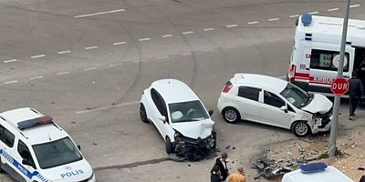 Bursa'da iki araç kafa kafaya çarpıştı! 2 yaralı