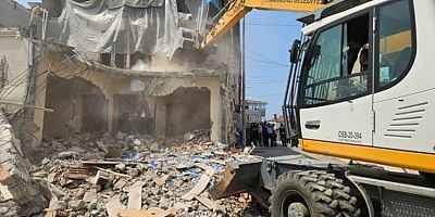 Bursa'da iki katlı kaçak bina yıkıldı
