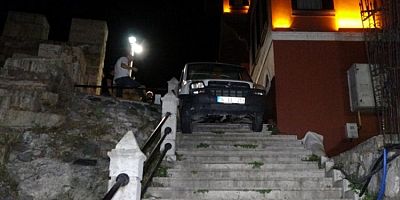 Bursa'da ilginç olay: Araç, Tophane surlarında asılı kaldı