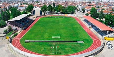 Bursa'da İnegöl ilçe stadyumu zemini bakıma alındı