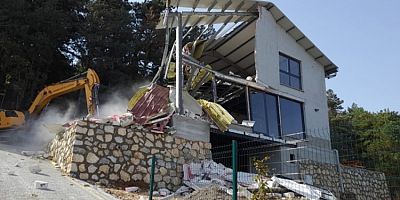 Bursa'da kaçak villa yıkıldı