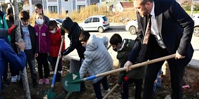 Bursa'da Kestel Belediye Başkanı Tanır, çocuklarla birlikte ağaç dikti