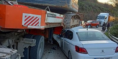 Bursa'da korkunç kaza! Otomobil tırın altına girdi