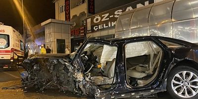 Bursa'da lüks otomobil metro duvarına ok gibi saplandı