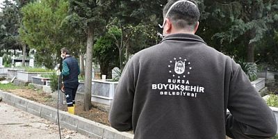 Bursa'da mezarlıklar bayrama hazır