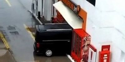 Bursa'da minibüsle Migros'a daldı