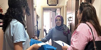 Bursa'da öğrenciler kapı kapı dolaşılarak halka çevre bilinci kazandırıyor