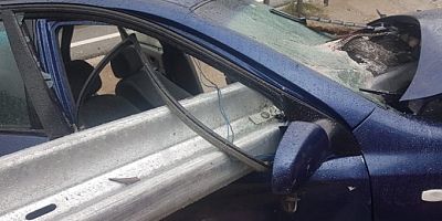 Bursa'da otomobil bariyere saplandı, sürücü ve kızı ölümden döndü
