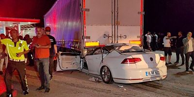 Bursa'da otomobil tırın altına girdi! Sürücü öldü