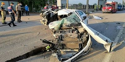 Bursa'da otomobilin beton direğe çarparak parçalandığı kaza kamerada: 3 ölü, 2 ağır yaralı