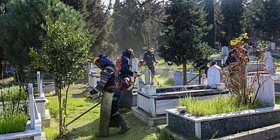 Bursa'da şehitlik ve mezarlıklar bayrama hazır