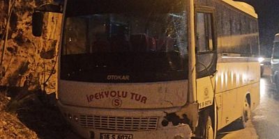 Bursa'da servis araçlarının karıştığı kazada 6 kişi yaralandı