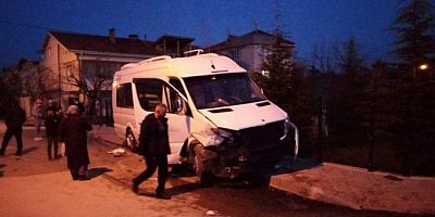 Bursa'da servis midibüsü ile otomobil çarpıştı