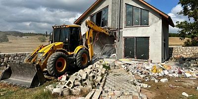 Bursa'da tarım arazisine yapılan kaçak yapı yıkıldı