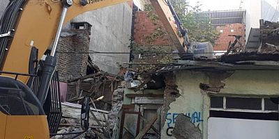 Bursa'da tehlike saçan metruk bina yıkıldı!