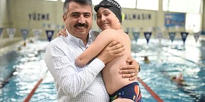 Bursa’da tek koluyla yüzen Mhammed Ali şampiyonluğa kulaç atıyor