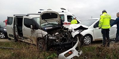 Bursa'da ticari araç ile otomobil kafa kafaya çarpıştı: Yaralılar var