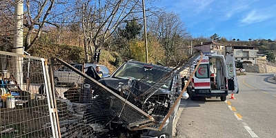 Bursa'da turistleri taşıyan tur minibüsü duvara çarptı