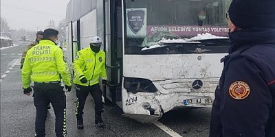 Bursa'da voleybol takımını taşıyan otobüs cipe çarptı! 3 yaralı
