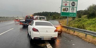 Bursa'da yağmur kaza getirdi! Otobanda araçlar birbirine girdi: 4 yaralı
