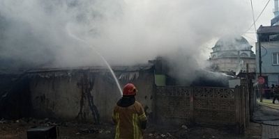 Bursa'da yangında çöken çatıdan düşen 3 itfaiye eri dehşeti yaşadı