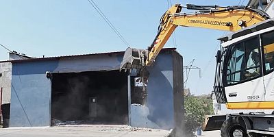 Bursa'da yüksek gerilim hattına yapılan kaçak iş yeri yıkıldı