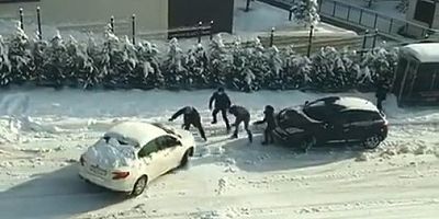 Bursa'da zincir takmayan sürücüler, araçları elleriyle durdurmaya çalıştı