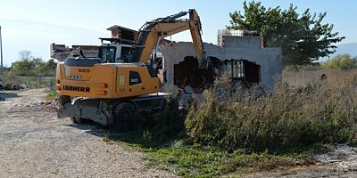 Bursa Doğanevler'de kaçak 3 yapı yıkıldı